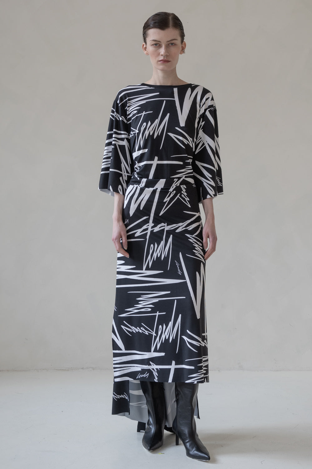 MAXI DRESS WITH CONTRAST PRINT (BLACK/WHITE)