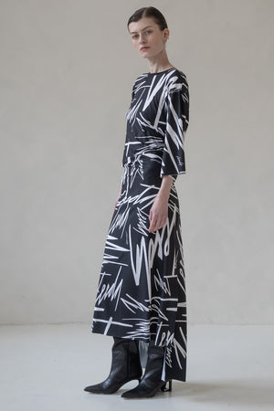MAXI DRESS WITH CONTRAST PRINT (BLACK/WHITE)