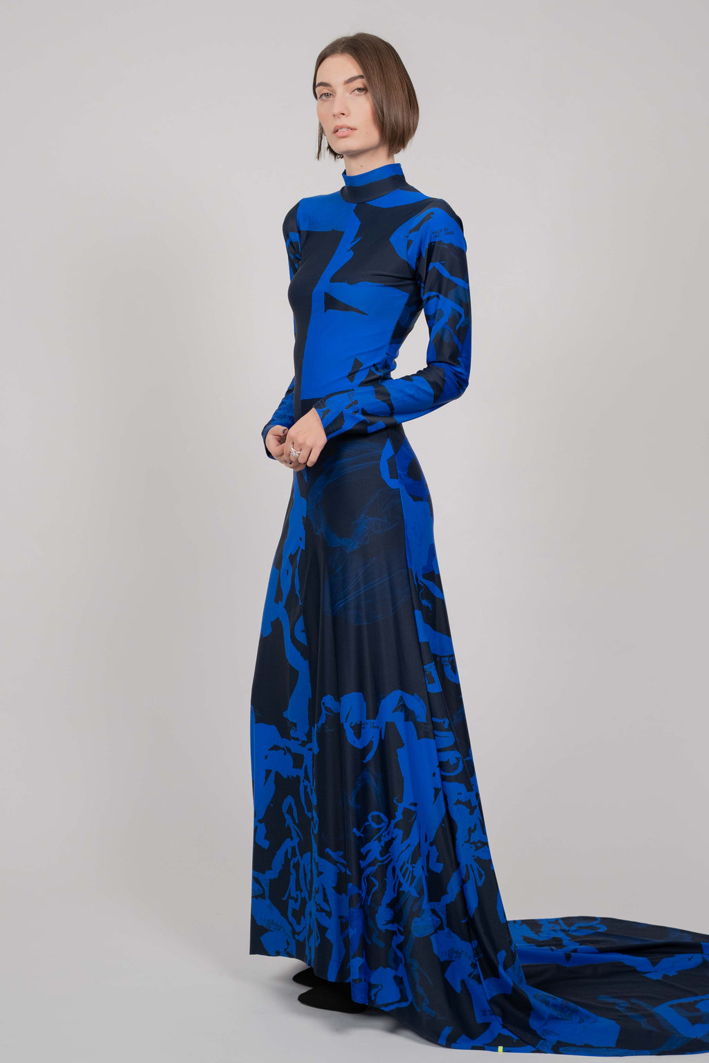 ELASTIC DRESS WITH LONG SLEEVES AND TRAIN (BLUE PRINT)