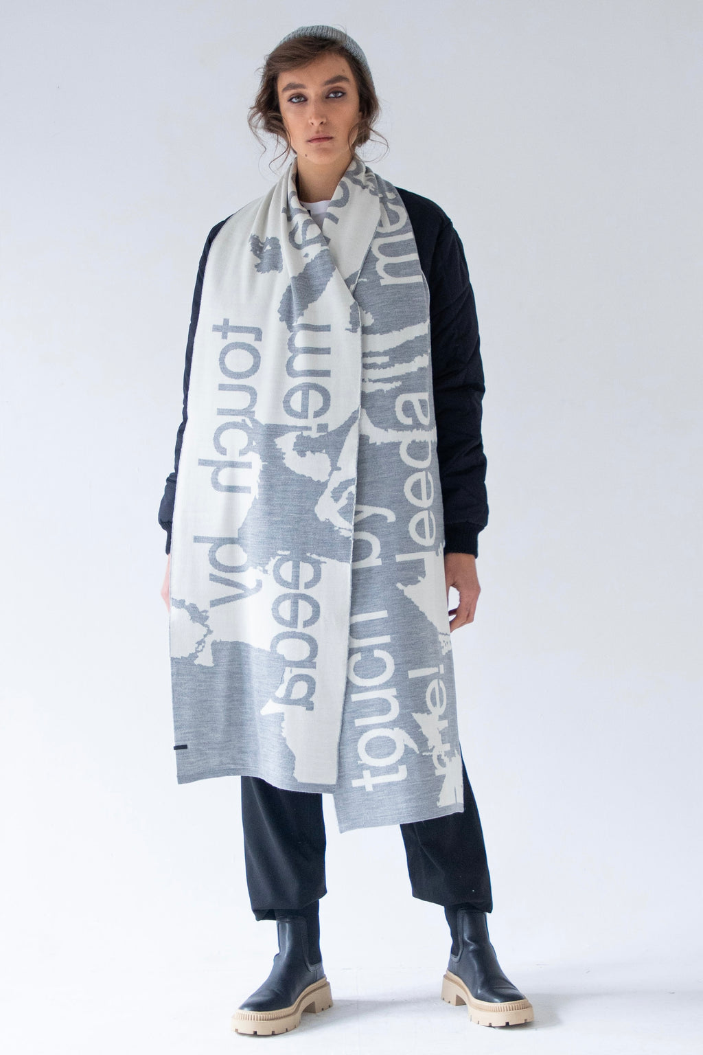 WOOL SCARF "TOUCH ME" GREY